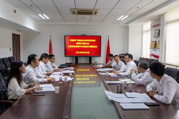 第六代表团热烈讨论