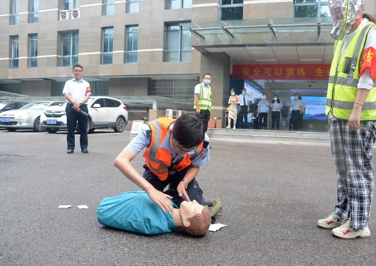 应急演练教员演示心肺复苏术