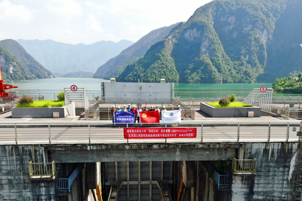 国家重点研发计划揭榜挂帅项目课题“高混凝土坝隐性裂缝探测诊断与修复技术装备”在隔河岩大坝开展现场示范应用
